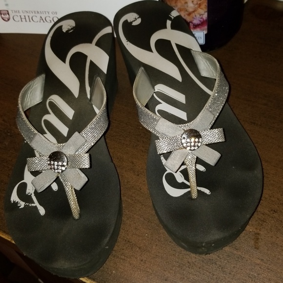 guess wedge flip flops